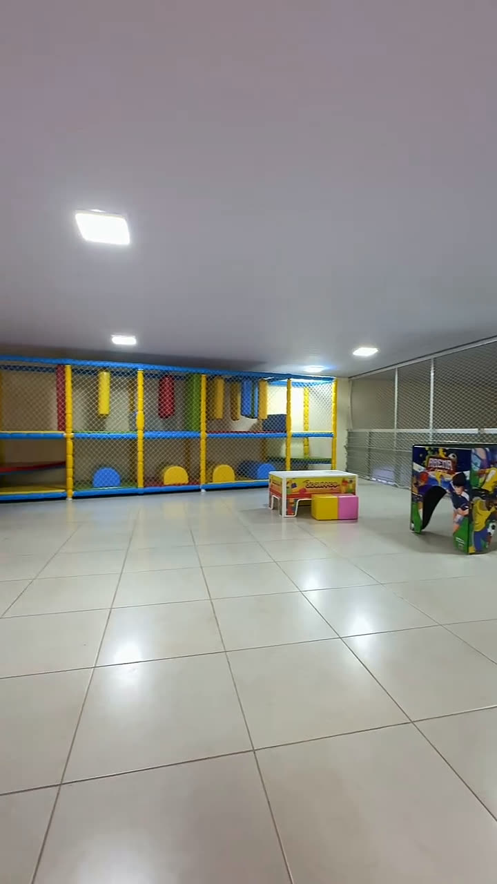 Área kids do segundo andar, com brinquedão e mesa de atividades
