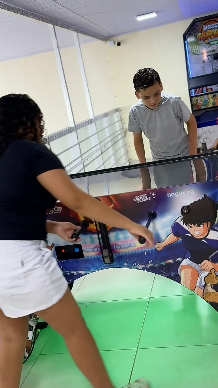 Crianças no air game, no segundo andar.