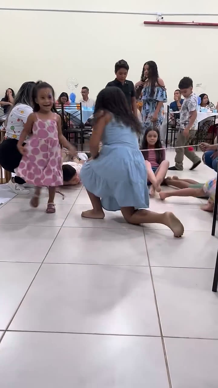 Recreação monitorada durante a festa.