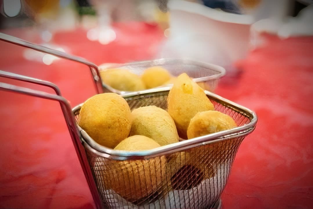 Salgados fritos servidos na cesta.