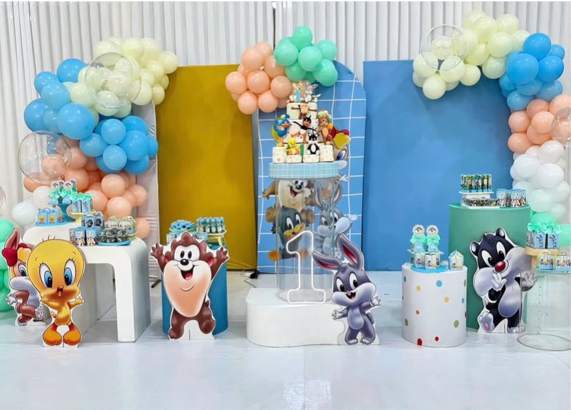 Decoração de aniversário infantil com painéis e balões.