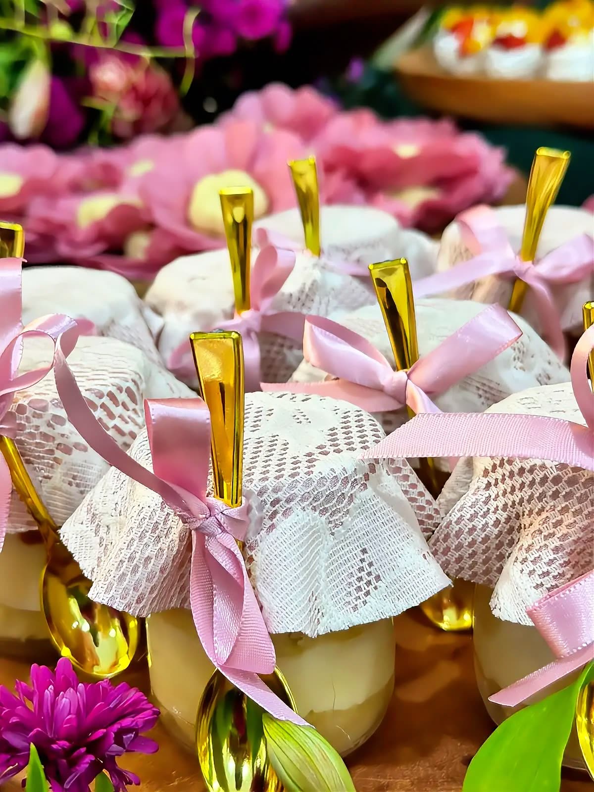 Mesa de lembrancinhas em tons pastel.