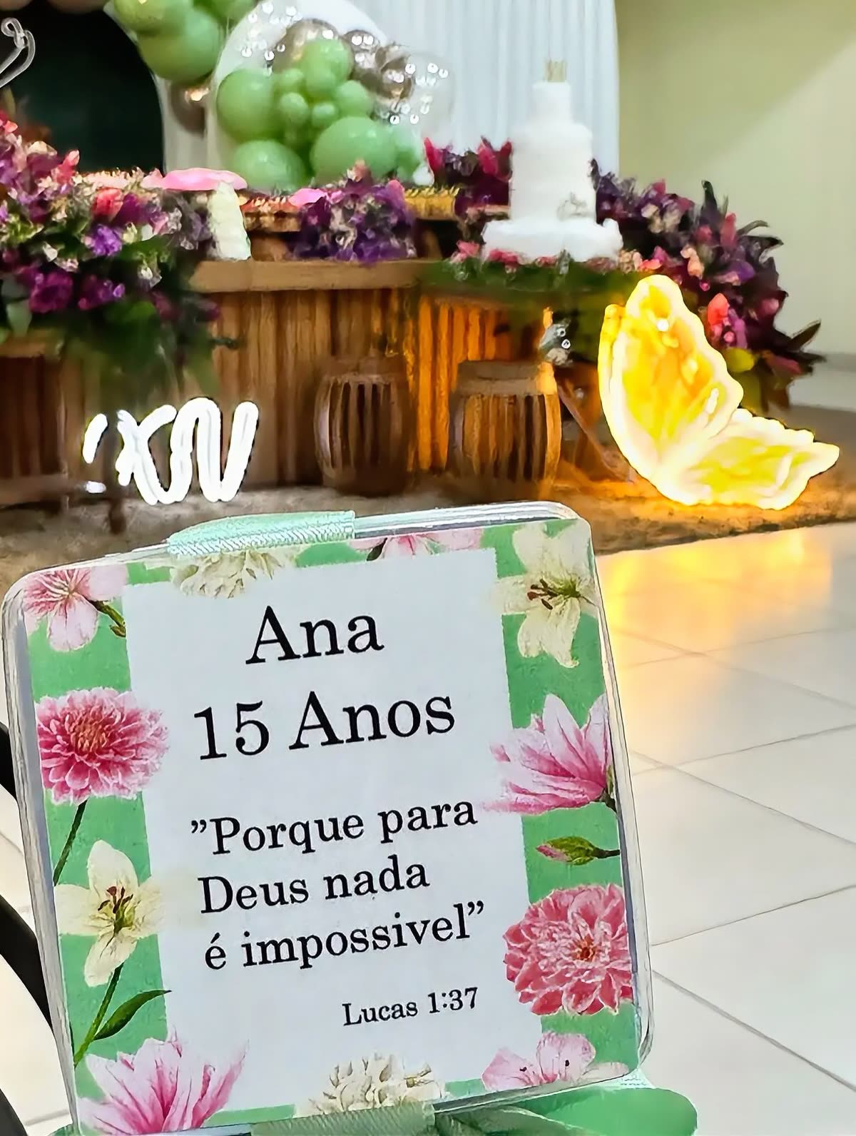 Placa personalizada na mesa da festa de 15 anos.