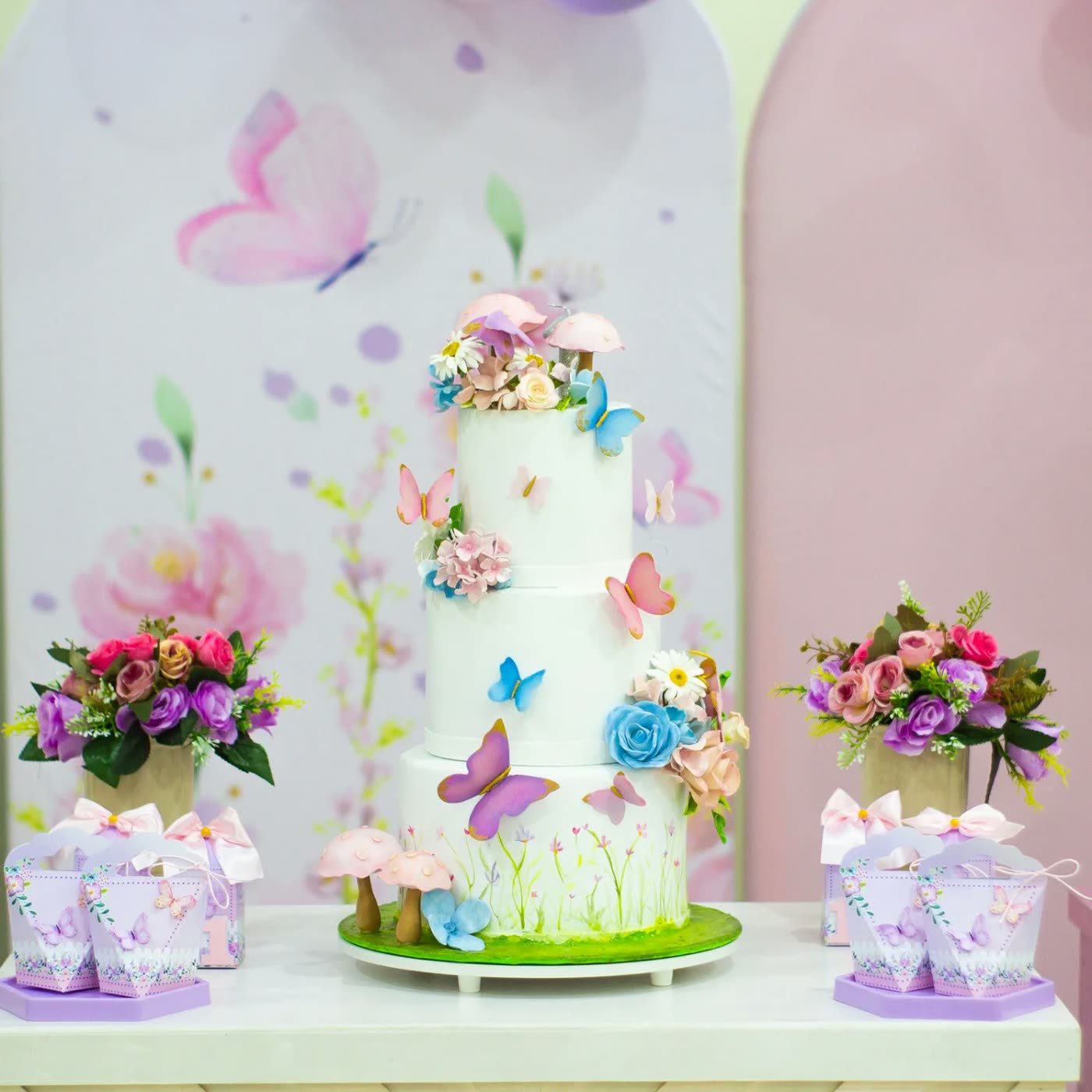 Bolo decorado com borboletas e flores.