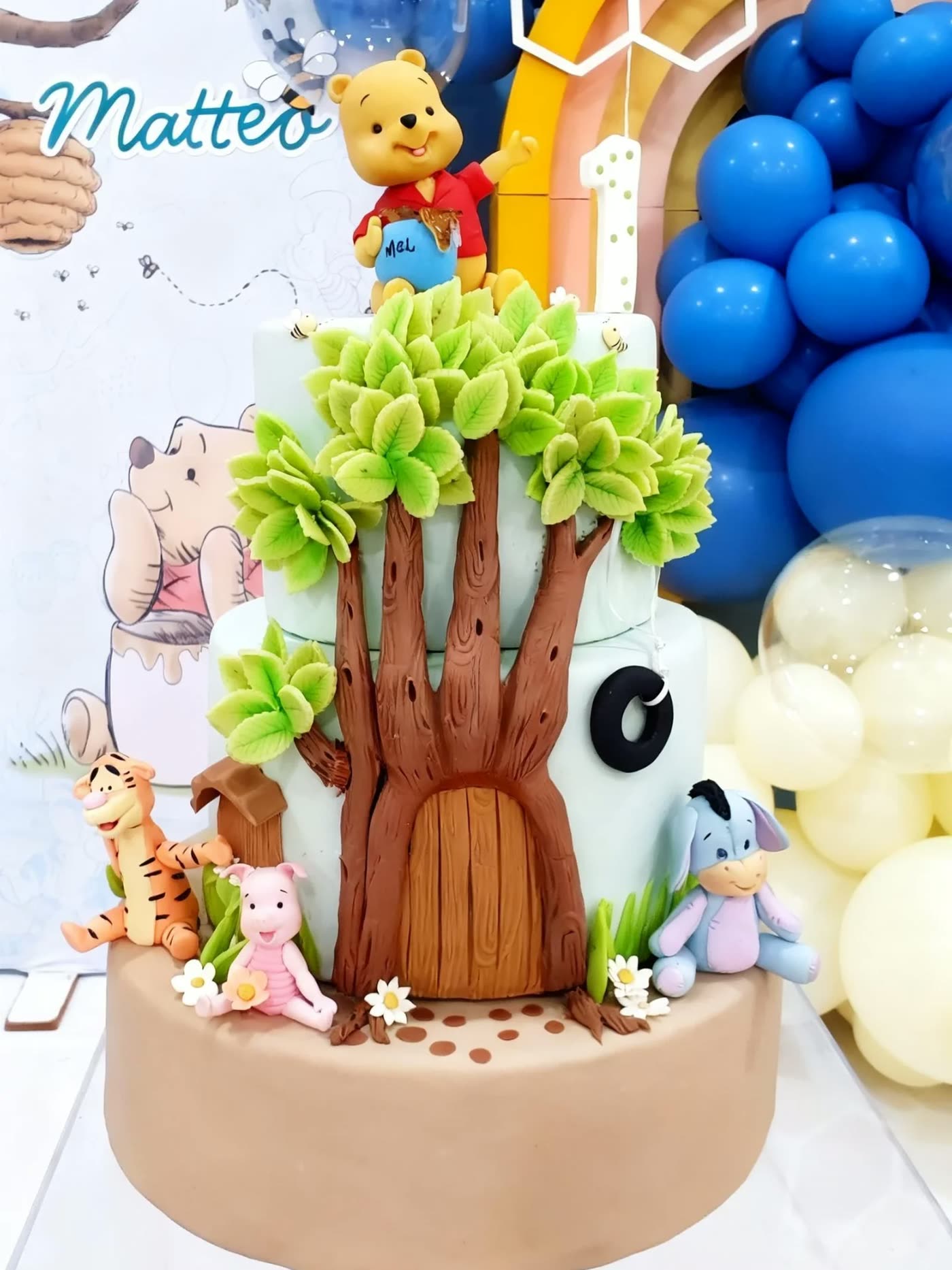 Bolo temático com os personagens da festa infantil.