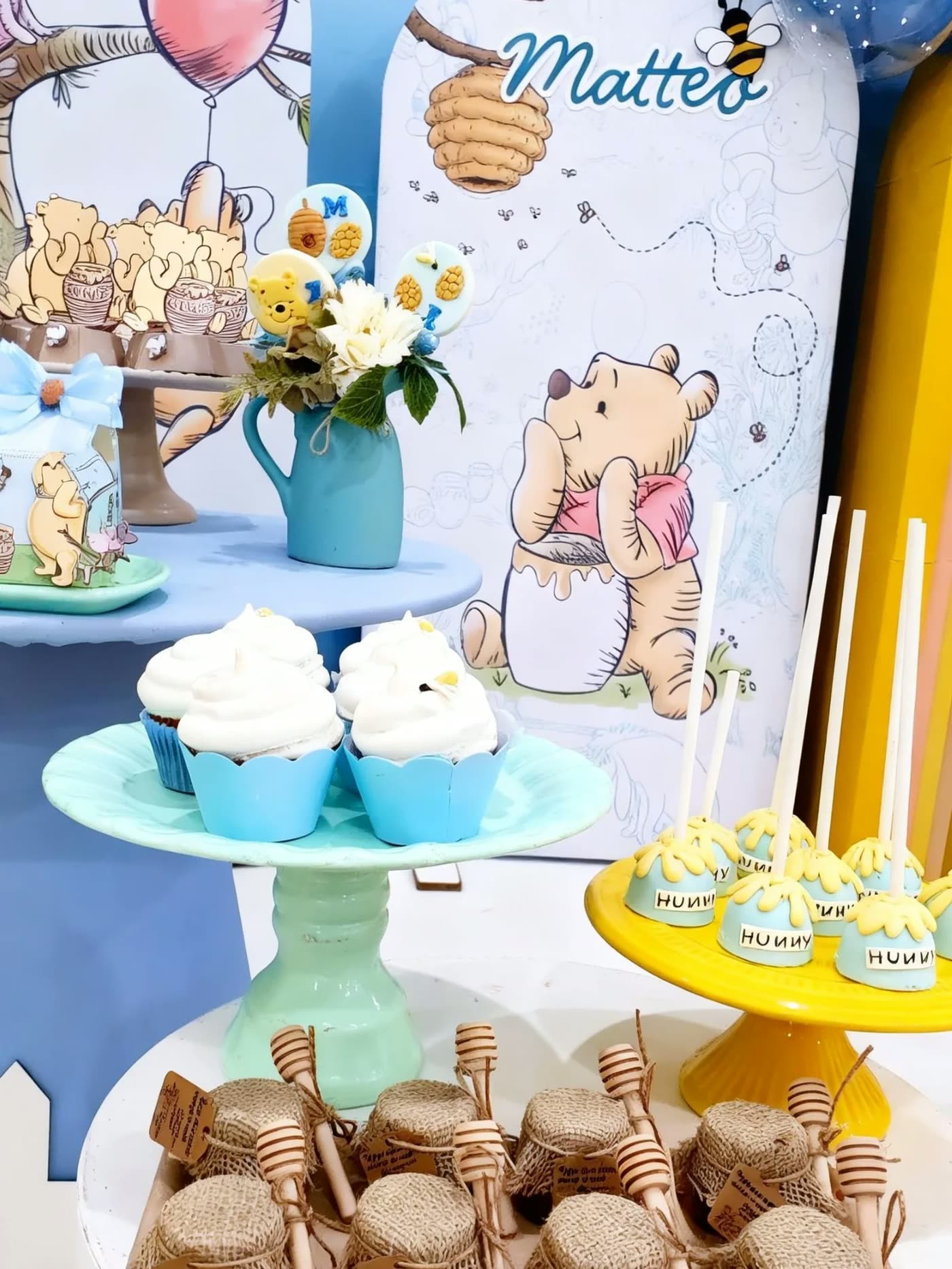 Cupcakes e docinhos na mesa da festa.