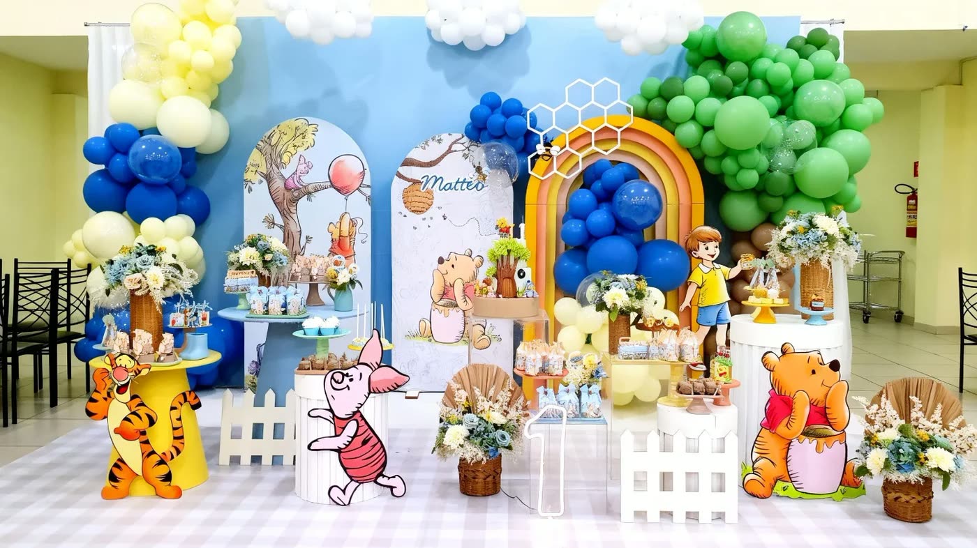 Painel decorado montado no salão.