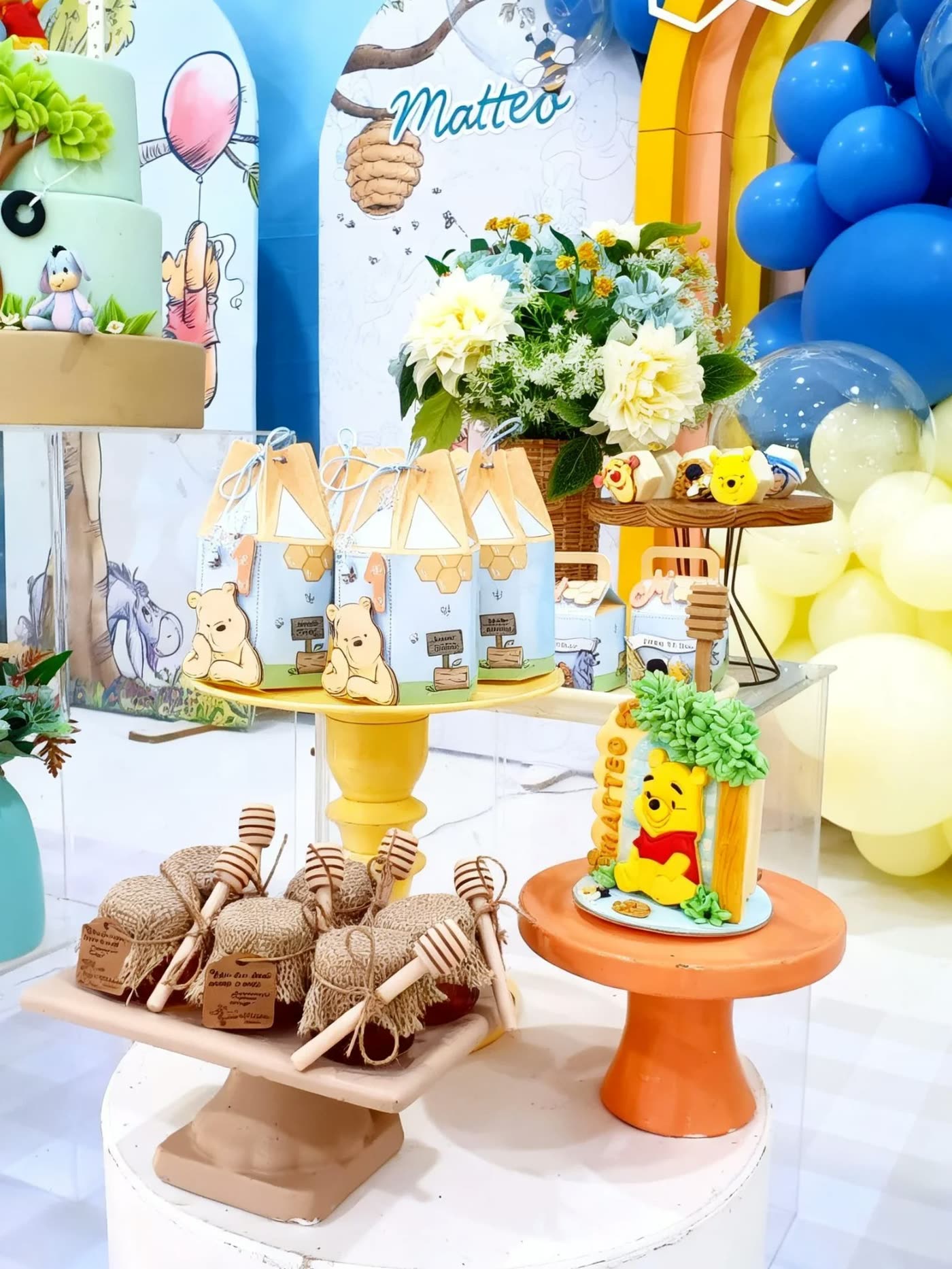 Mesa de doces montada com o tema da festa.