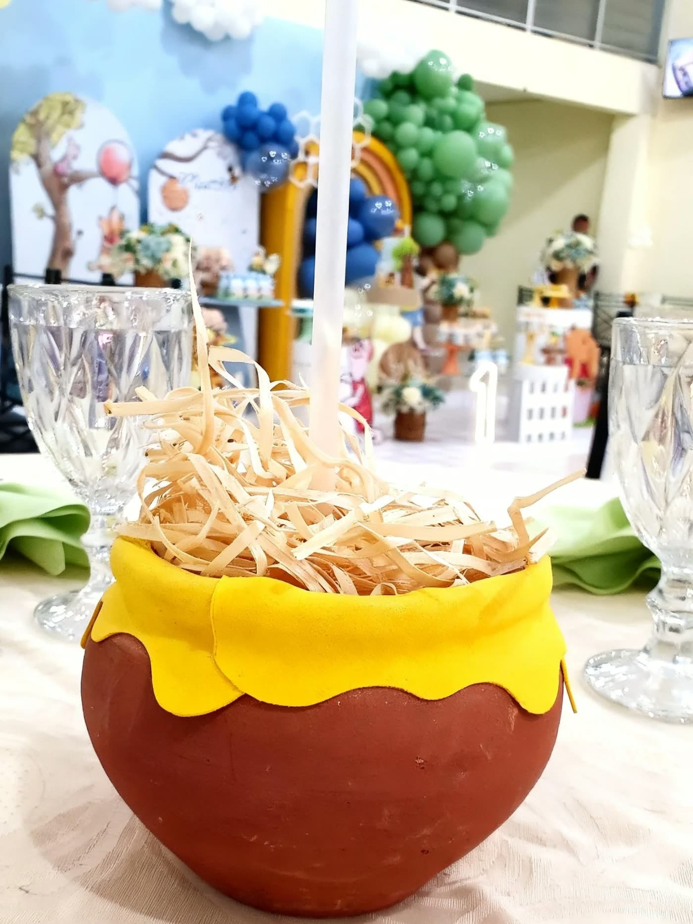 Pote de doce decorado sobre a mesa.