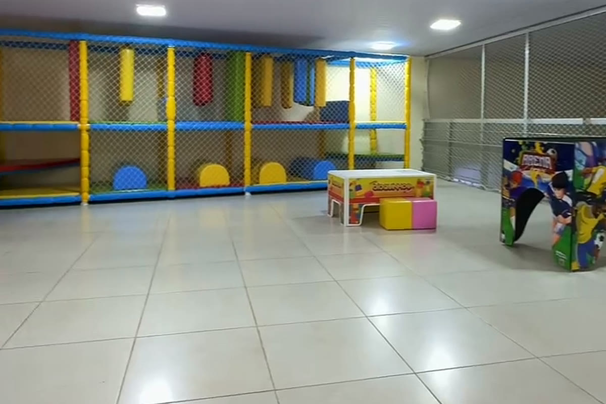Segundo andar do Jardim Vitória com brinquedão, mesa de atividades e fliperama